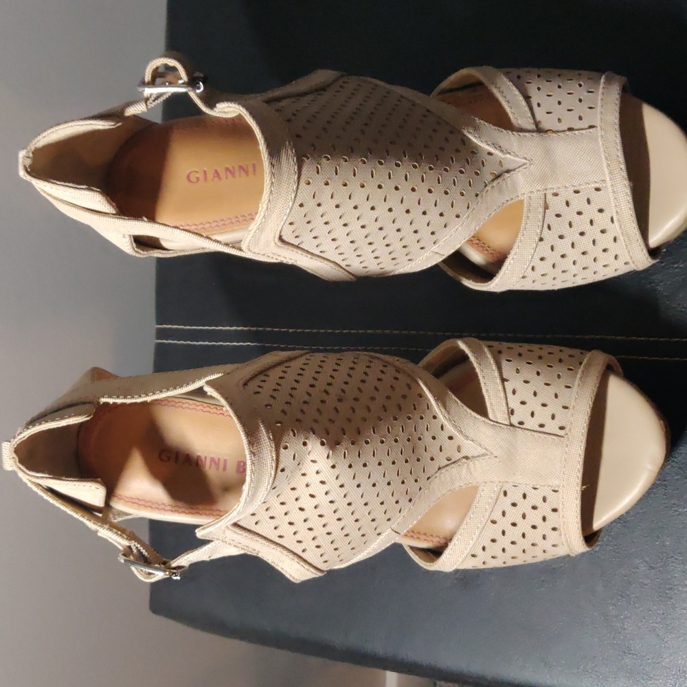 Gianni Bini 9.5 Tan Platform Sandals